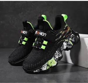 Primer plano de zapatillas transpirables para niños con suelas de motivos graffiti.