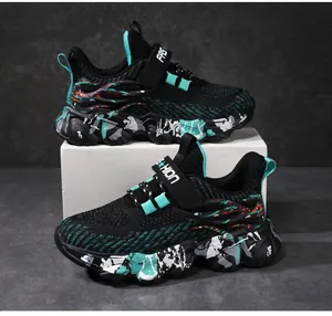 Vista detallada de zapatillas deportivas negras para niños con salpicaduras de color verde