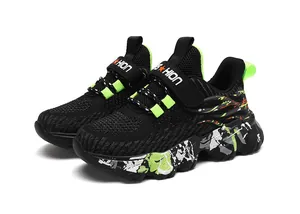Vista detallada de zapatillas de running de malla para niños con detalles verde neón
