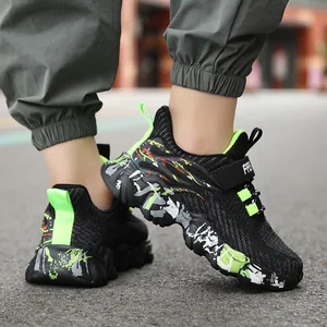 Zapatillas deportivas transpirables para niños en negro con detalles verde neón y graffiti