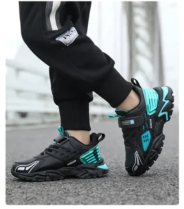 Primer plano de zapatillas de cuero negro y turquesa para niños, ideales para deporte y correr