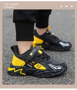 Primer plano de zapatillas de running ligeras para niño en negro y amarillo con piel
