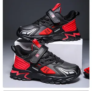 Vista detallada de zapatillas deportivas para niños en negro y rojo con logo fashion