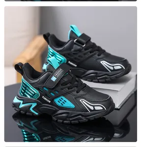 Primer plano de zapatillas de deporte negras y cian para niños con parte superior de cuero