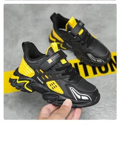 Detalle de cerca de las zapatillas de cuero negro y amarillo para niños con velcro.