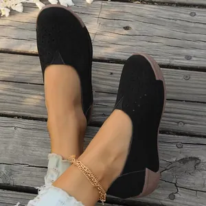 Detalle macro de bailarinas negras de estilo étnico con intrincado patrón floral
