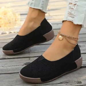 Detalle de zapatos planos casuales negros calados con flores para mujer, estilo étnico