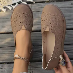 Vista detallada de zapatos planos informales para mujer con diseños étnicos troquelados