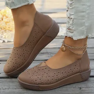 Vista detallada de zapatos planos marrones con patrones florales calados con láser hoy.