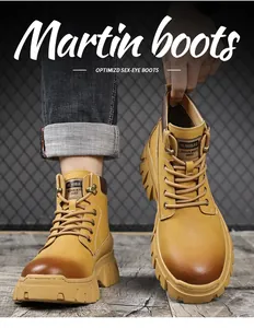 Vue détaillée des bottes de travail Martin jaunes à semelle épaisse lacées.