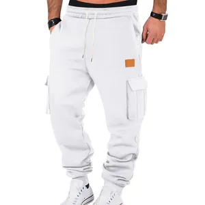 Detalle de pantalones cargo blancos para hombre con múltiples bolsillos y cordón