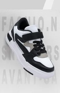 Modieuze kindersneakers van zwart en wit leer met klittenbandsluiting
