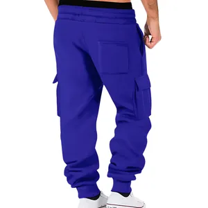 Vista trasera detallada de pantalones cargo azules para hombre con múltiples bolsillos