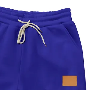 Detalle macro de pantalones deportivos azul real para hombre con cintura elástica y cordón