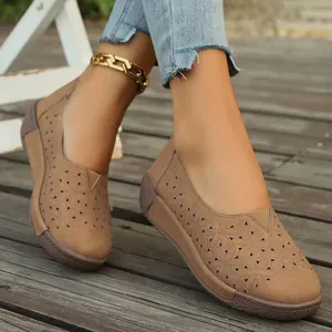 Primer plano detallado de zapatos casuales marrones con diseños florales calados finos