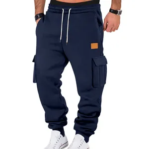 Detalle de pantalones cargo azul marino para hombre con cordón y bolsillos laterales.