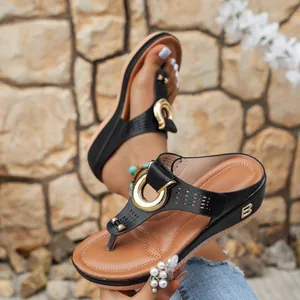 Sandalias de plataforma negras para mujer con hebilla dorada y cuña elegante de verano