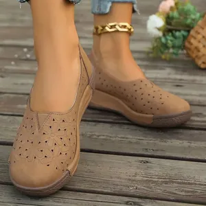 Zapatos planos étnicos para mujer con diseño floral calado en color marrón claro