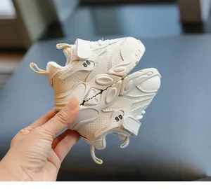 Detalle de zapatos de invierno blancos para bebé con suela blanda y forro polar cálido