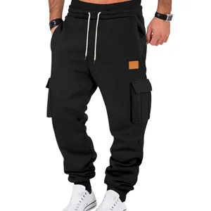Vista detallada de pantalones cargo negros para hombre con multibolsillos y cordón