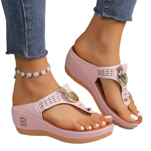 Elegantes sandalias con cuña de color rosa y hebilla dorada para playa de verano