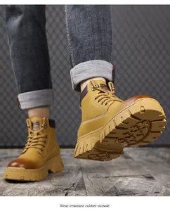 Gros plan de bottines de travail jaunes avec semelle épaisse en caoutchouc résistant.