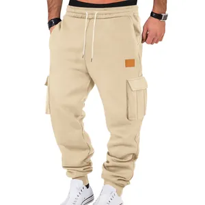 Primer plano de pantalones cargo caqui para hombre con múltiples bolsillos grandes
