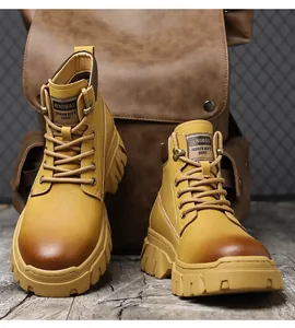 Vue détaillée des bottes de travail Martin jaunes à semelle épaisse avec étiquette HENGBAO