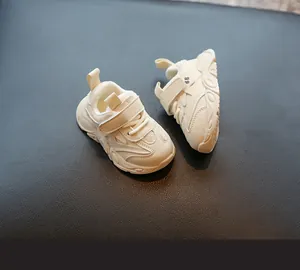 Detalle de zapatillas de deporte para niños en color crema con forro cálido y velcro