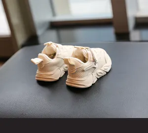 Vista posterior de zapatillas beige para bebé con suela blanda y tejido de malla