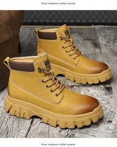 Vue détaillée de bottes de travail jaunes avec semelles épaisses en caoutchouc