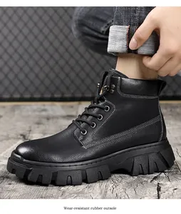 Détail de bottines Martin en cuir noir avec une semelle épaisse en caoutchouc