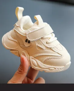 Primer plano de zapatilla de invierno beige para bebé con forro polar y detalle 66