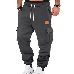Primer plano detallado de pantalones cargo grises para hombre con cordón y bolsillos