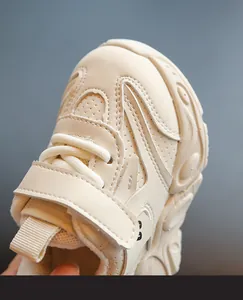 Vista detallada del forro polar en zapatillas chunky color crema para bebés en invierno.