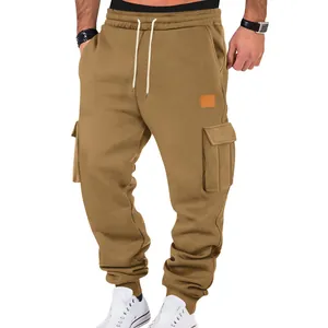 Detalle de pantalones deportivos cargo caqui para hombre con múltiples bolsillos