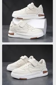 Gedetailleerd overzicht van crème sneakers voor kinderen met klittenband en bruine accenten