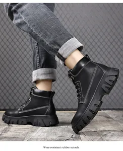 Gros plan de bottines noires en cuir avec une semelle en caoutchouc résistante
