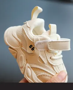 Detalle de zapatillas chunky para bebé con forro de felpa cálida en blanco roto