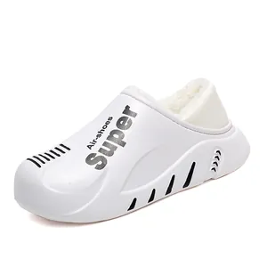 Detailansicht weißer wasserfester Outdoor-Clogs mit warmem Plüschfutter und Aufdruck