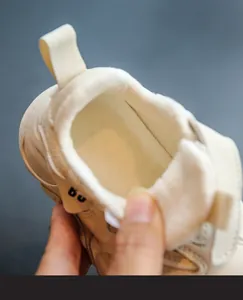 Primer plano del cálido forro de felpa en los zapatos de invierno para bebés