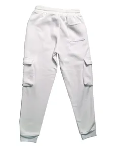 Vista detallada de pantalones cargo blancos para hombre con bolsillos y cintura elástica