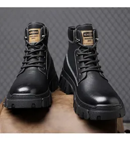 Gros plan de bottines Martin noires pour hommes avec semelle épaisse et coutures.