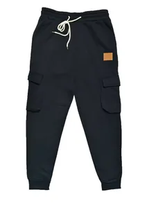 Detalle de pantalones cargo negros para hombre con múltiples bolsillos y cordón