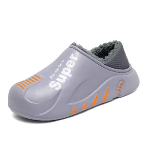 Detailansicht grauer wasserdichter Winter-Clog mit warmem Plüschfutter und orangefarbenen Akzenten.