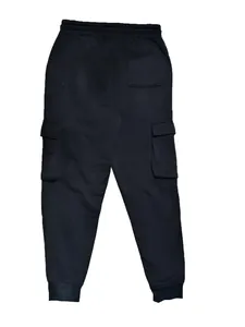 Vista posterior detallada de pantalones cargo negros para hombre con múltiples bolsillos