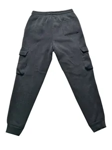Vista trasera completa de los pantalones cargo deportivos de hombre gris marengo con bolsillos