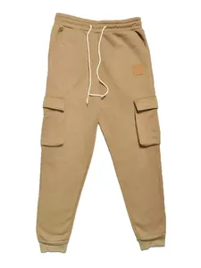 Vista frontal de pantalones cargo caqui para hombre con cordón en la cintura y bolsillos