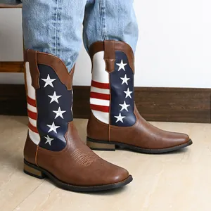 Nahaufnahme von Western-Cowboystiefeln mit Sternen und Streifen im US-Flaggen-Design