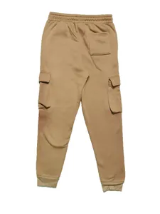 Vista trasera detallada de pantalones cargo caqui para hombre con múltiples bolsillos